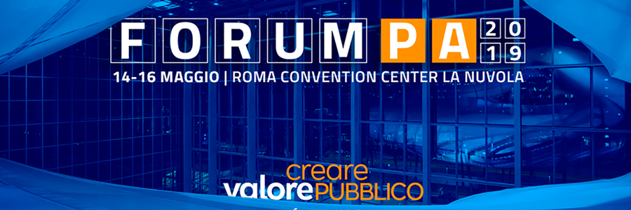 L'immagine raffigura le indicazioni relative al FORUM PA, con lo sfondo del Roma Convention Center La Nuvola