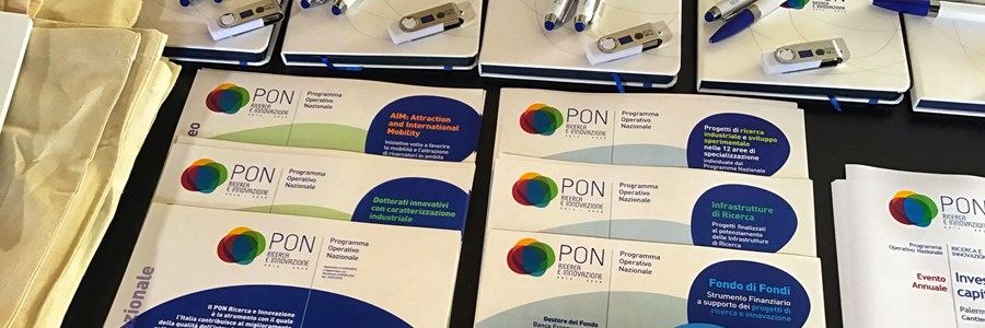 L'immagine raffigura alcuni gadget del PON Ricerca e Innovazione 2014-2020