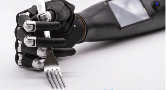 L'immagine raffigura la prima mano bionica completamente adattiva che impugna una forchetta