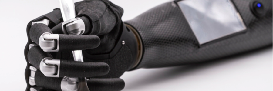 L'immagine raffigura la prima mano bionica completamente adattiva che impugna una forchetta
